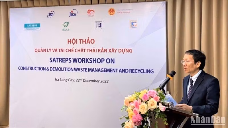 Nguyen Manh Tuan, director del Servicio de Construcción de Quang Ninh, habla en el evento. 
