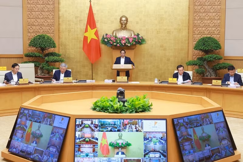 El premier Pham Minh Chinh habla en la reunión ordinaria del Gabinete. (Foto: VNA)