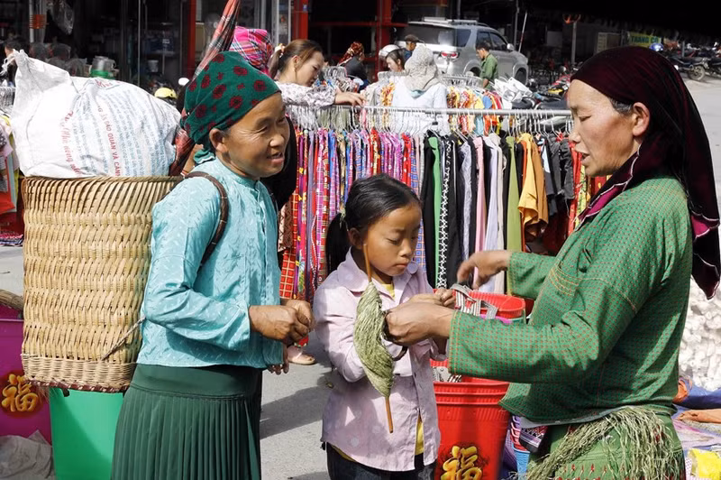 Mujeres de la minoría étnica Mong se encuentran e intercambian en el mercado de Meo Vac. (Foto: VNA)