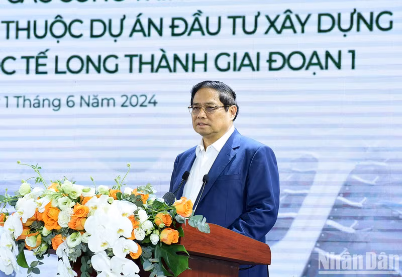 El primer ministro Pham Minh Chinh, habla en la ceremonia.