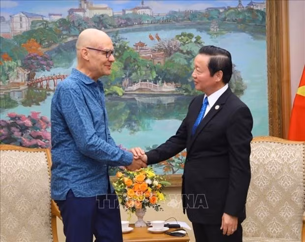 El viceprimer ministro vietnamita Tran Hong Ha (derecha) y el embajador de Países Bajos en Vietnam, Kees van Baar. (Foto: VNA)