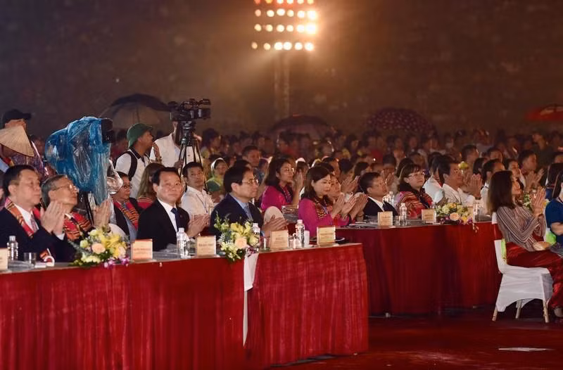 El premier Pham Minh Chinh y los delegados en el acto. El premier Pham Minh Chinh y los delegados en el acto.