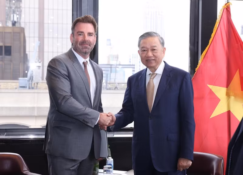 El secretario general del Partido Comunista y presidente de Vietnam, To Lam (derecha), recibe a Nick Ammann, vicepresidente de Apple. (Foto: VNA)