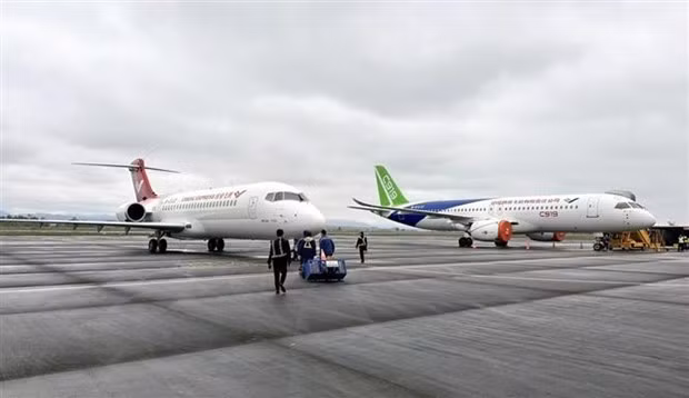 Los aviones C919 y ARJ21 de la Corporación de Aviones Comerciales de China (Comac) aterrizan en el aeropuerto internacional de Van Don. (Foto: VNA)