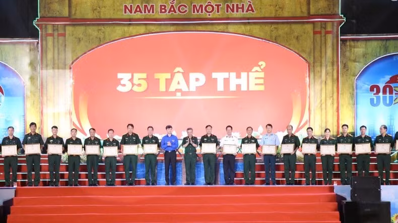 Representantes de la Dirección General de Política del Ejército Popular de Vietnam y dirigentes de la Unión de Jóvenes Comunistas Ho Chi Minh otorgan certificados de mérito a los colectivos que han obtenido más éxitos en el concurso.