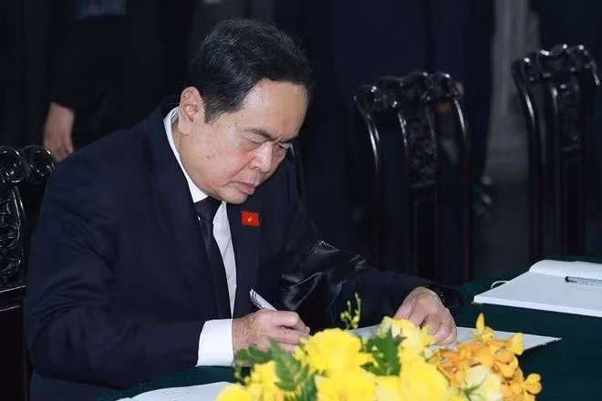 El miembro del Buró Político y presidente de la Asamblea Nacional, Tran Thanh Man, escribe en el libro de condolencias. (Foto: VNA) El miembro del Buró Político y presidente de la Asamblea Nacional, Tran Thanh Man, escribe en el libro de condolencias. (Foto: VNA)