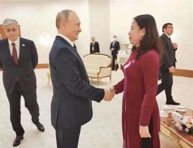 La vicepresidenta de Vietnam, Vo Thi Anh Xuan, y el presidente de Rusia, Vladimir Putin. (Fotografía:VNA)