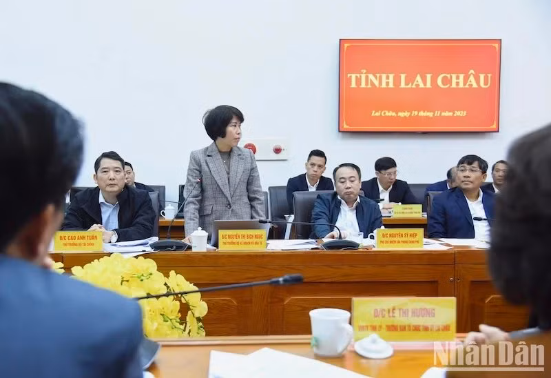 La viceministra de Planificación e Inversiones Nguyen Thi Bich Ngoc presenta sus propuestas.