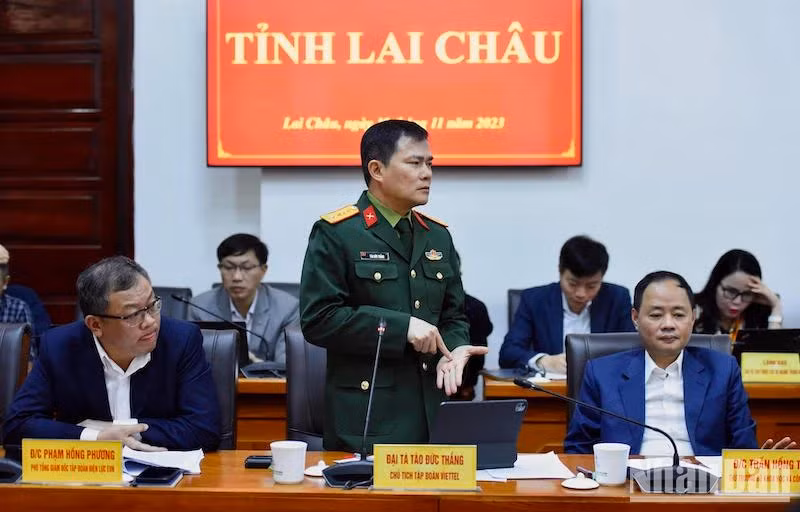 El coronel Tao Duc Thang, presidente del Grupo Viettel, habla en la reunión.