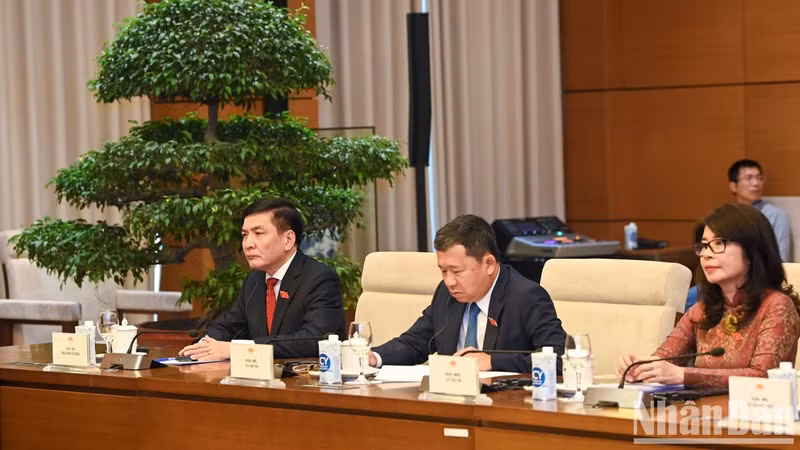 El secretario general y jefe de la Oficina de la Asamblea Nacional y presidente del Grupo Parlamentario de Amistad Vietnam-Asean, Bui Van Cuong, junto con el presidente del Comité de Asuntos Exteriores de la ANV, Vu Hai Ha, y representantes de varios órganos de la ANV y del Ministerio de Asuntos Exteriores.