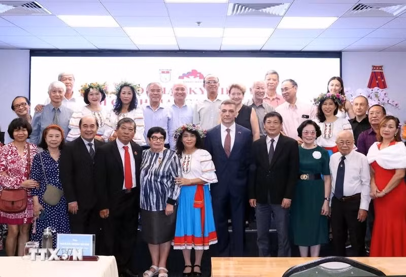 El cónsul general adjunto de Rusia en Ciudad Ho Chi Minh, Iurii Nemtsov, y los delegados del evento. (Foto: VNA)