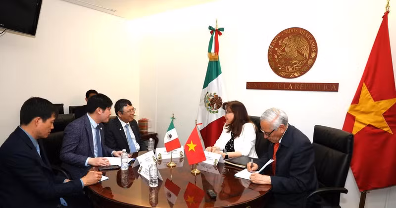 En el encuentro entre la presidenta de la Comisión de Relaciones Exteriores Asia- Pacífica del Senado de la República de México, Yeidckol Polevnsky Gurwitz, y el embajador designado de Vietnam en México, Nguyen Van Hai. (Foto: VNA)