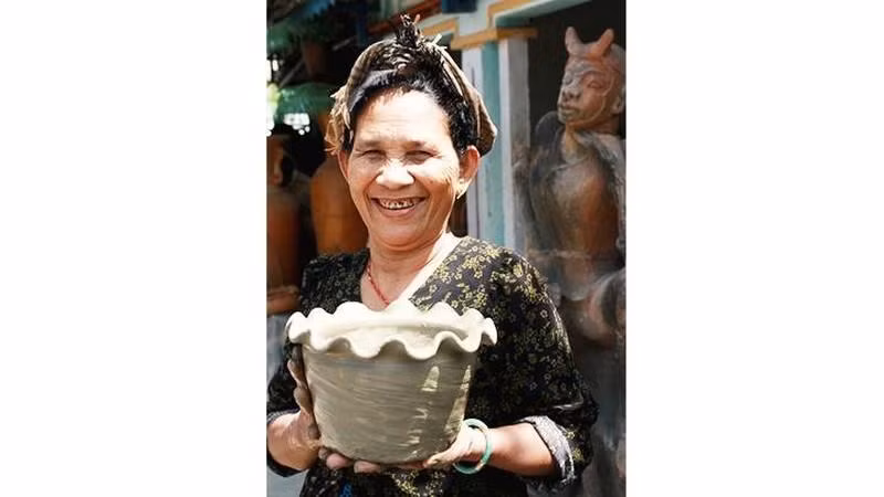 La artesana Dang Thi Phan, una mujer que trasmite la pasión por la cerámica Bau Truc a las generaciones jóvenes.