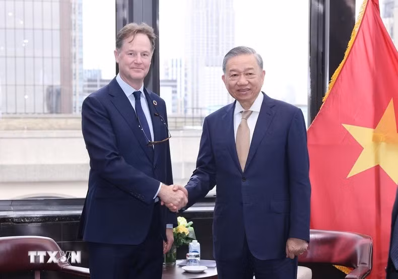 El secretario general del PCV y presidente de Vietnam, To Lam, recibe al presidente de Asuntos Externos Globales del grupo Meta, Nick Clegg. (Foto: Lam Khanh/VNA) El secretario general del PCV y presidente de Vietnam, To Lam, recibe al presidente de Asuntos Externos Globales del grupo Meta, Nick Clegg. (Foto: Lam Khanh/VNA)