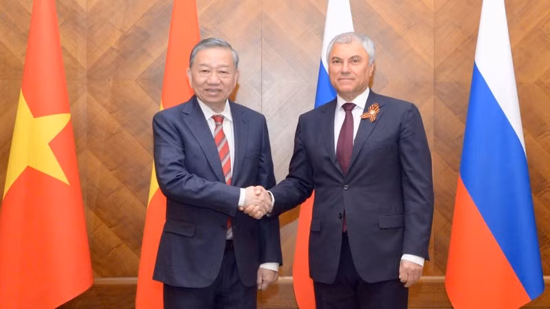 El secretario general del Partido Comunista de Vietnam, To Lam (derecha), y el presidente de la Duma Estatal de Rusia, Vyacheslav Volodin (Foto: VNA)