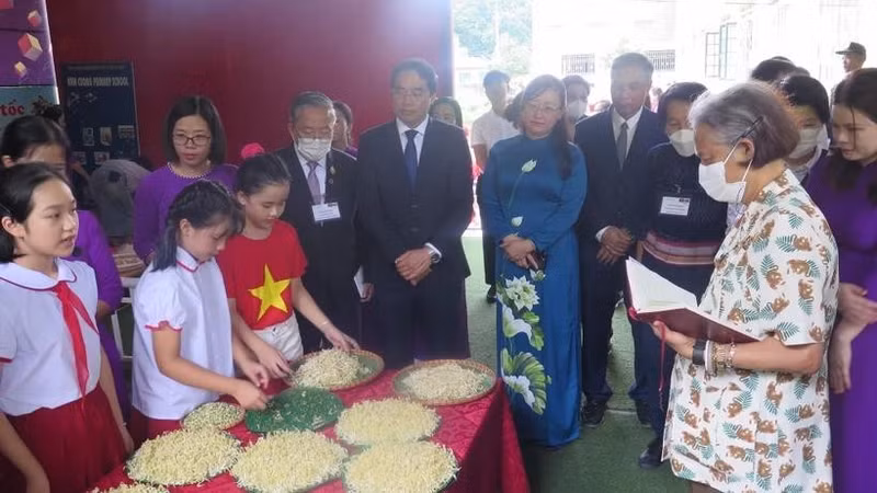La princesa tailandesa Maha Chakri Sirindhorn y una delegación real tailandesa visitan la escuela primaria Nam Cuong en la provincia de Lao Cai, el 14 de agosto. (Foto: VNA)