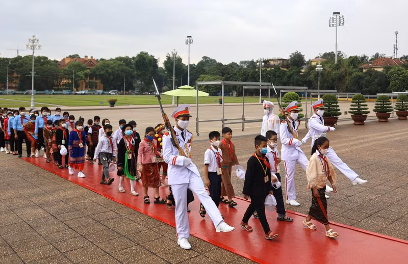 Estos niños siempre se esfuerzan por promover su creatividad y apoyarse mutuamente a progresar. (Fotografía: tienphong.vn)