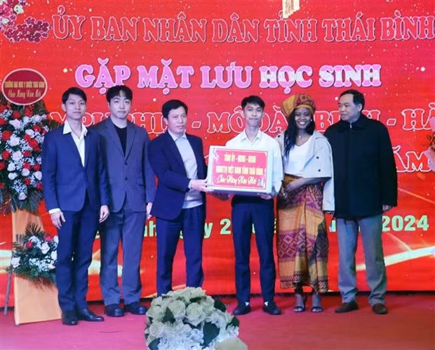 El vicepresidente del Comité Popular Provincial de Thai Binh, Lai Van Hoan, entregó obsequios a destacados estudiantes internacionales de la Universidad de Medicina y Farmacia de Thai Binh. (Foto: VNA)