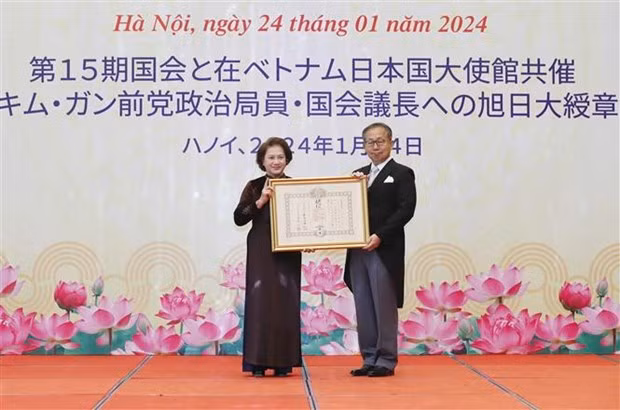 La expresidenta de la Asamblea Nacional de Vietnam Nguyen Thi Kim Ngan recibe la Orden del Sol Naciente. (Foto: VNA)