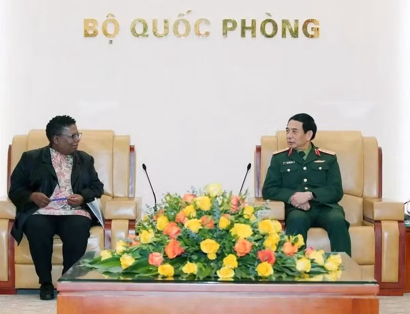 El general Phan Van Giang, ministro de Defensa de Vietnam, recibe a la secretaria general interina de Defensa de Sudáfrica, Thobekile Gamede. (Foto: VNA)