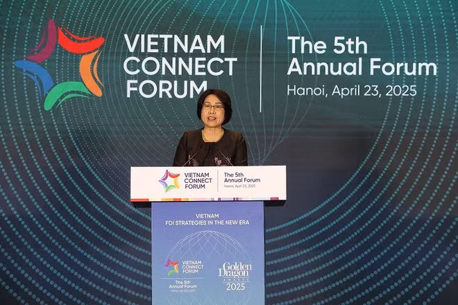 La directora del Instituto de Investigación de Políticas y Estrategias, Tran Thi Hong Minh, habla en el foro. (Foto: VNA)