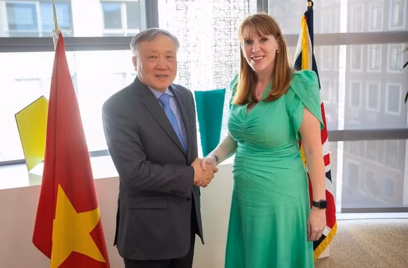 El viceprimer ministro permanente Nguyen Hoa Binh y la viceprimera ministra británica Angela Rayner en la reunión. (Foto: VNA)