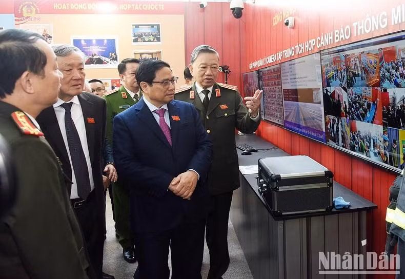 El primer ministro, Pham Minh Chinh, y el ministro de Seguridad Pública, visitan una exposición fotográfica sobre las actividades de las fuerzas policiales.