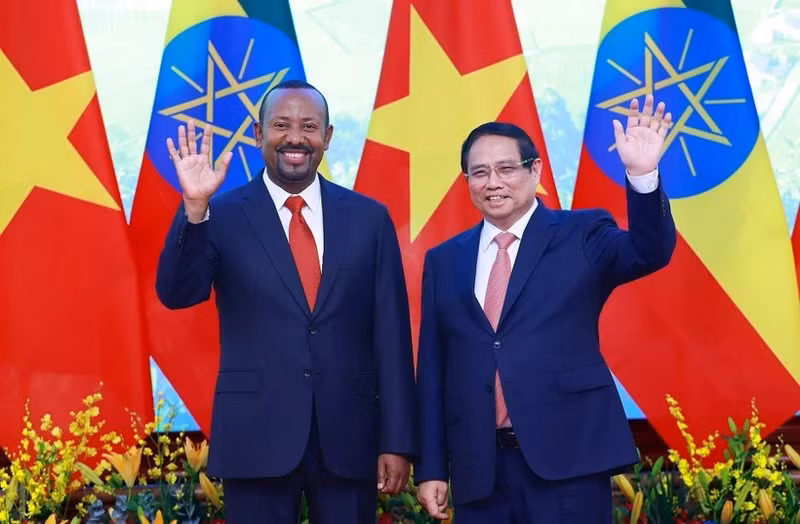 El primer ministro de Vietnam, Pham Minh Chinh, sostiene conversaciones con su homólogo etíope, Abiy Ahmed Ali. (Foto: VNA)