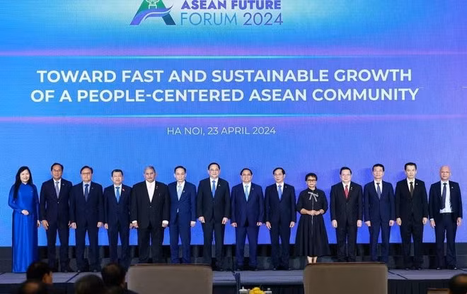 El primer ministro de Vietnam, Pham Minh Chinh (séptimo desde la derecha), y los jefes de las delegaciones de otros países de la Asean en el AFF 2024. (Foto: VNA)