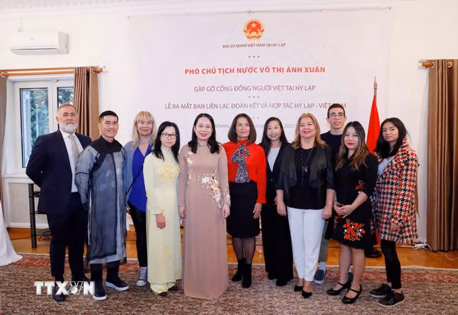 La vicepresidenta Vo Thi Anh Xuan y representantes de la comunidad vietnamita en Grecia. (Foto: VNA)