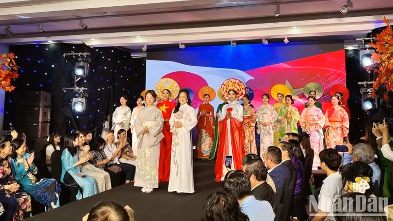 El programa resalta la belleza cultural a través del ao dai vietnamita y el kimono japonés.