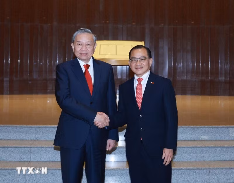 El secretario general del PCV, To Lam (izquierda), y el presidente del Parlamento de Singapur, Seah Kian Peng. (Foto: VNA)