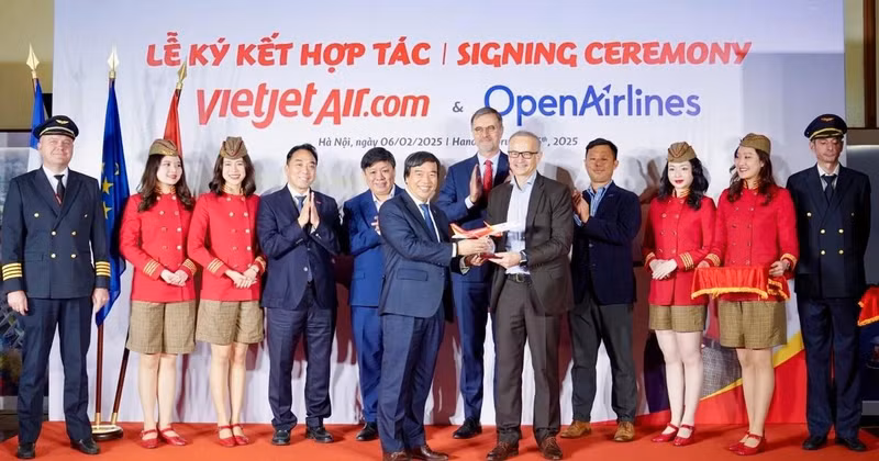 La aerolínea Vietjet y OpenAirlines firman un acuerdo de asociación estratégica.