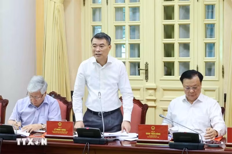 El integrante del Buró Político del PCV y jefe de su Comité de Organización, Le Minh Hung, quien es también miembro del Comité Directivo de Resumen de 40 años de Doi moi, interviene en la reunión. (Foto: VNA)