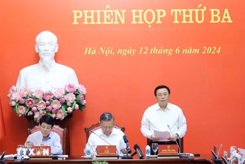 El director de la Academia Nacional de Política Ho Chi Minh, presidente del Consejo Teórico Central y subjefe del Comité Directivo de Resumen de 40 años de Doi moi, Nguyen Xuan Thang, presenta un informe en la reunión. (Foto: VNA)