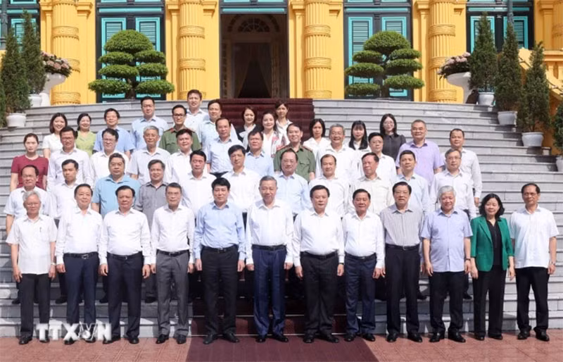 El presidente To Lam y los miembros del Comité Directivo de Resumen de 40 años de Doi moi. (Foto: VNA)