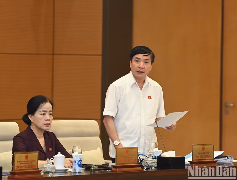 El secretario general y presidente de la Oficina de la AN, Bui Van Cuong, habla en la apertura de la reunión. El secretario general y presidente de la Oficina de la AN, Bui Van Cuong, habla en la apertura de la reunión.