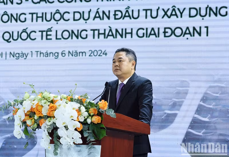 El vicepresidente del Comité Estatal de Gestión del Capital en las empresas, Nguyen Ngoc Canh, habla en la reunión.