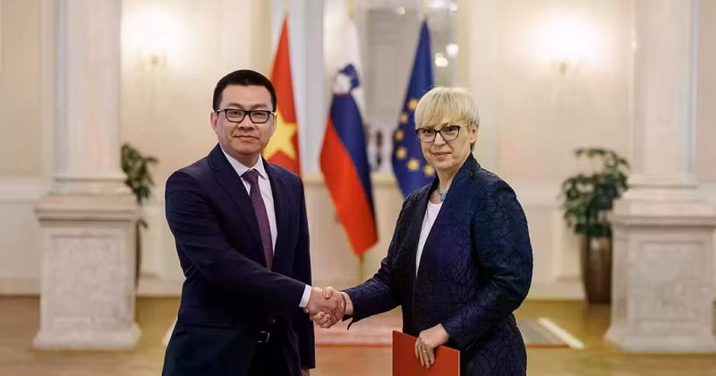 El nuevo embajador de Vietnam en Eslovenia, Vu Le Thai Hoang, y la presidenta de Eslovania, Natasa Pirc Musar (Foto: Cortesía del Palacio Presidencial de Eslovenia)