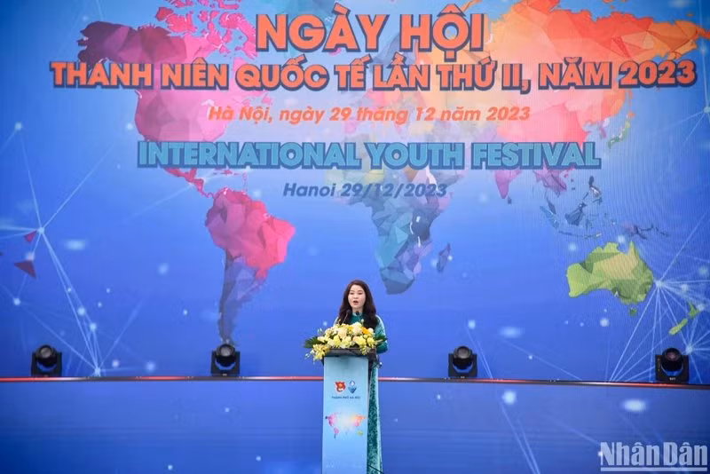 La secretaria de la filial de la Unión de Jóvenes Comunistas Ho Chi Minh en Hanói, Chu Hong Minh, habla en el evento. 
