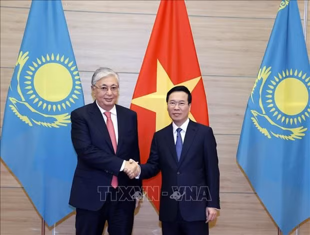 El presidente de Vietnam, Vo Van Thuong (derecha), recibe a su homólogo de Kazajstán, Kassym-Jomart Tokayev. (Foto: VNA)