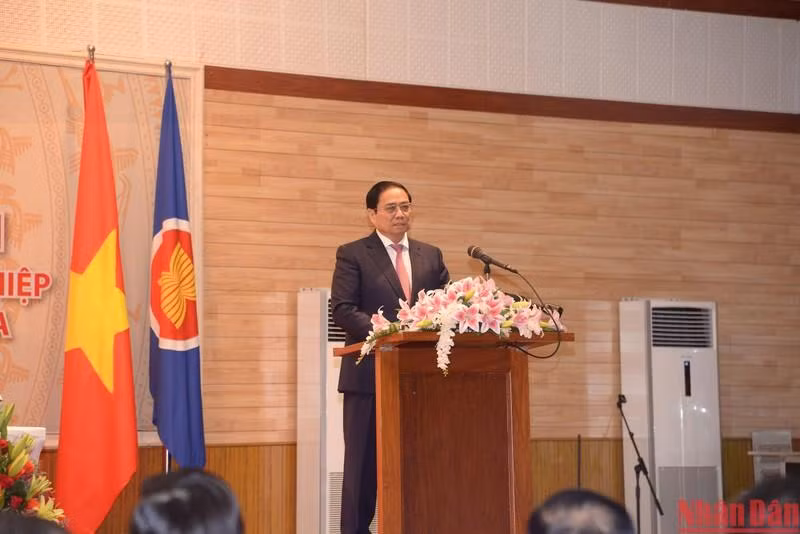 El primer ministro Pham Minh Chinh habla en la reunión. (Fotografía: Nhan Dan)
