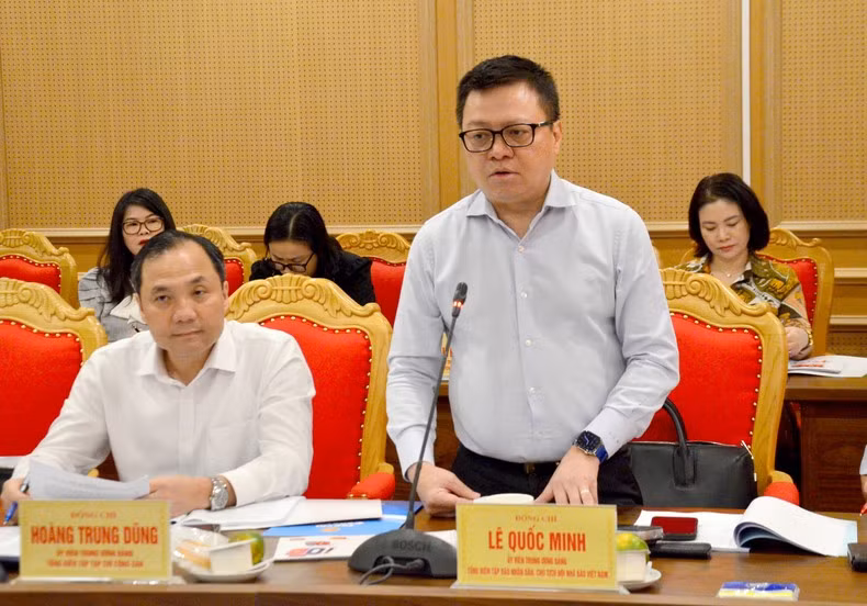 Le Quoc Minh, presidente-editor del periódico Nhan Dan (Pueblo), subjefe de la Comisión de Propaganda y Movilización de Masas del Comité Central del PCV y presidente de la Asociación de Periodistas del país, habla en la reunión. Le Quoc Minh, presidente-editor del periódico Nhan Dan (Pueblo), subjefe de la Comisión de Propaganda y Movilización de Masas del Comité Central del PCV y presidente de la Asociación de Periodistas del país, habla en la reunión.
