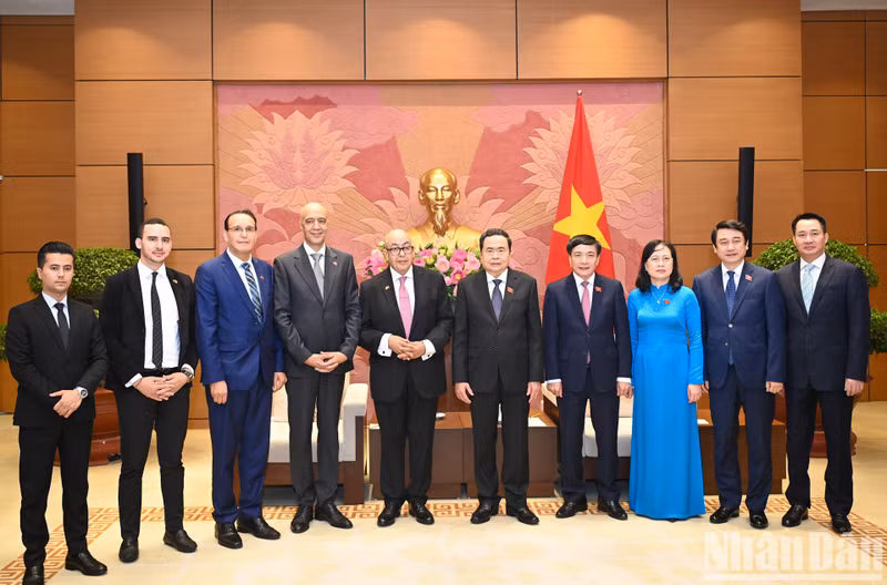 Thanh Man y Najib El Khadi se toman foto de recuerdo con los delegados de los dos países.