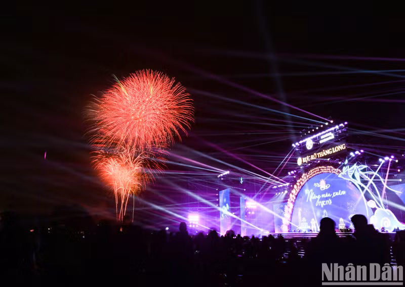 En el Estadio de My Dinh también se "pintan" brillantes fuegos artificiales en el cielo nocturno.