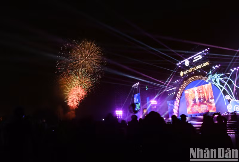 El público queda maravillado con el espectáculo de fuegos artificiales aéreos.