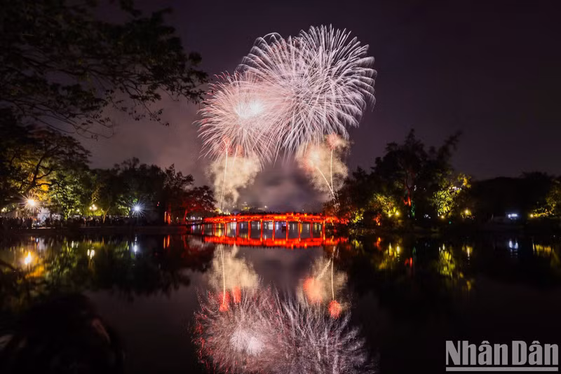 [Foto] Fuegos artificiales brillan en el cielo de Hanói para dar la bienvenida al Año de la Serpiente 2025 ảnh 1