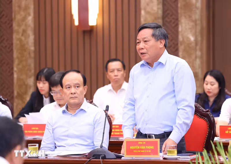 El vicesecretario del Comité partidista de Hanói, Nguyen Van Phong, presenta un informe.