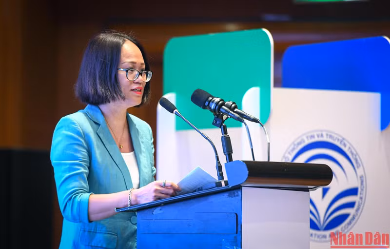 Mai Huong Giang, directora adjunta del Departamento de Prensa pronuncia el discurso de apertura.