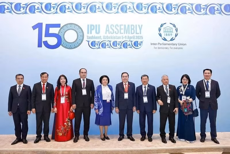 El presidente de la Asamblea Nacional, Tran Thanh Man (sexto desde la izquierda), y otros delegados en la ceremonia inaugural de la IPU-150 en Tashkent, Uzbekistán, la tarde del 5 de abril. (Foto: VNA)